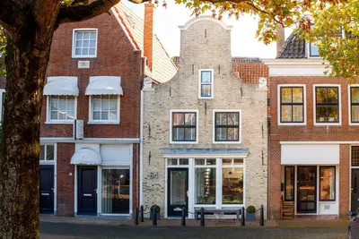 Image de Rijksmonument in het centrum van Harlingen met uitzicht op de grachten