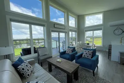 Image de Modern Water Front Cottage Close To Cavendish Beach!