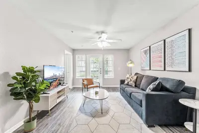 Image de Cozy Chic 2br King Suite w Gym&Pool close to Dt