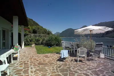Image de House by the lake with garden