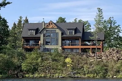 Image de 5000 sq ft luxury vacation home with 6 bedrooms 7 bathroom.