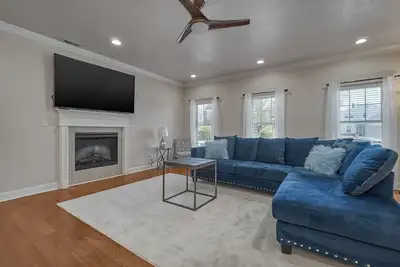 Image de A spacious and modern three-story vacation home!