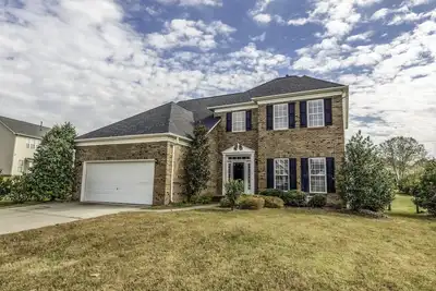 Image de Large and Spacious Home with large backyard! *New* Near Nascar, TopGolf, Shopping