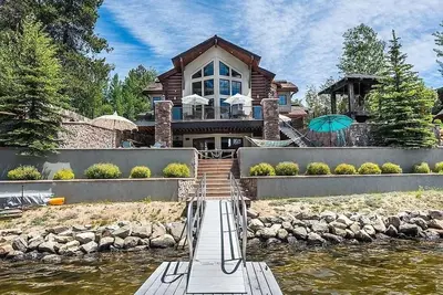 Image de Spacious home with incredible lakefront views!