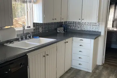 Image de Cabin 5 feet from waters edge! !