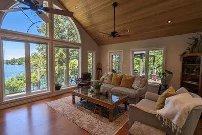 Image de All season Bedford Lake House with sunset views on Devil Lake