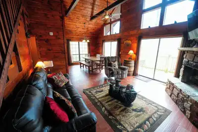 Image de Cozy Cabin w/ Fireplace, Sleeps 10+ w/ Game Room