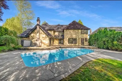 Image de 6 bdrm home w pool/hot tub/pool table/bar/kareoke