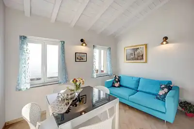 Image de Appartement de vacances dans la vieille ville avec vue sur la mer et jardin partagé