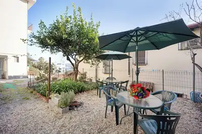 Image de Appartement 'Bordighera Weekend Vacanze e Mare' avec vue sur mer et jardin partagé