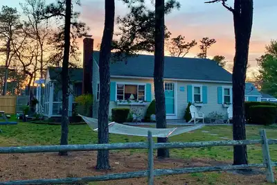 Image de Coastal retreat- updated, stylish & quick walk to beach!