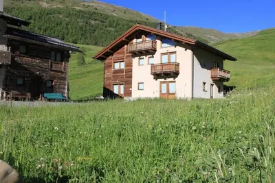 Image de Appartement \"Bait Del Pont 54\" avec vue sur les montagnes, Wi-Fi, balcon et jardin.