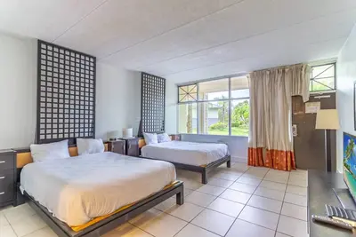 Image de Accessible Ground Floor Little Harbor Room | 2 Queen Beds | Kitchenette | Resort Access | Sleeps 4