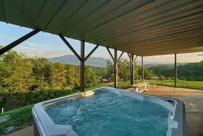 Image de Game Night Heaven: Huge Views + Deck + Hot Tub