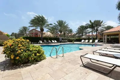 Image de Perfectly Located Townhouse: Minutes to Beaches! .