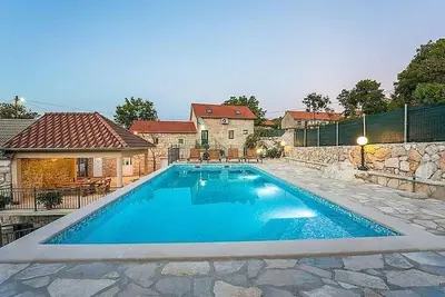 Image de Maison de vacances Runovic pour 1 - 8 personnes avec 4 chambres Ă coucher - Ferme