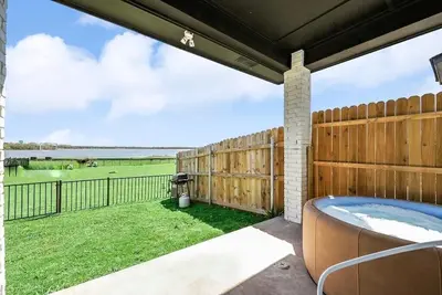 Image de Front Lake 2br/1b Guest Home with Hot Tub