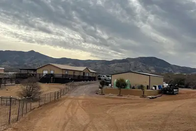 Image de 3 bedroom 1 bath house  on 3 acres with corrals, round pen and warm up arena