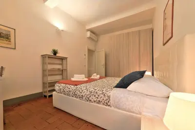 Image de Appartement au premier étage sans ascenseur d'un immeuble des années 1500, entièrement rénové et situé à proximité de la Basilique de Santa Croce, du Marché de Sant'Ambrogio. Composé de 3 chambres, une double et deux simples, ainsi qu'un grand s