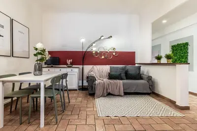 Image de Appartement au deuxième étage sans ascenseur d'un immeuble des années 1500, entièrement rénové et situé à proximité de la Basilique de Santa Croce, du Marché de Sant'Ambrogio. Composé de 3 chambres, une double et deux simples, ainsi qu'un grand