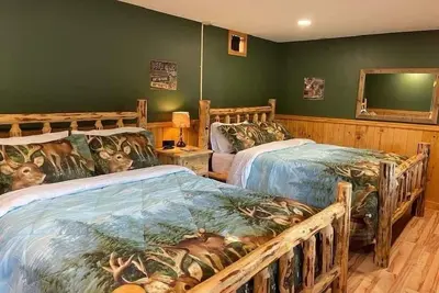 Image de Bear Creek Resort, Lower Cabin Suite ( 2 queen beds), Lower Cabin Suite ( 2 queen beds)