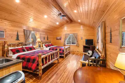 Image de Bear Creek Resort, Cabin Suite (end unit 2 queen beds), Cabin Suite (end unit 2 queen beds)