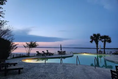 Image de Executive 2 Br/2 Ba Lakefront Corner Suite Condo