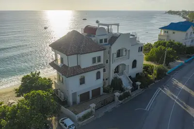 Image de Oasis 7-stunning private beachfront villa with rooftop pool-by Cayman Villas!