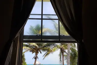 Image de Stay in an upgraded comfortable Sea view Cabana suite just feet from the water