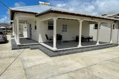 Image de Walk to Freights Bay surfing & Miami Beach with golfing nearby!