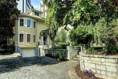 Image de Compound in Best Midtown Location!