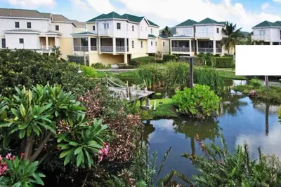 Image de Step from Condo or restaurant, onto the beach and into the pool 30 meter radius.