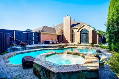 Image de Big 5 Bed/3 Bath Luxe Home Pool Spa  West Plano