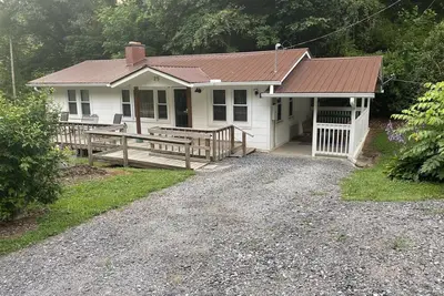 Image de Catch N Relax- River Access, Large Yard, Fiber Wifi, Fire Pit & Late Checkout!
