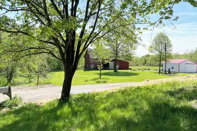 Image de Rescued Wood Retreat—Peaceful Country Retreat 7 beds-3. 5 baths.