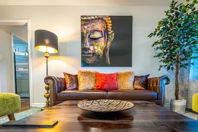 Image de Fully Stocked and Spacious**2 Master Bdrms**Location, Comfort, Luxury