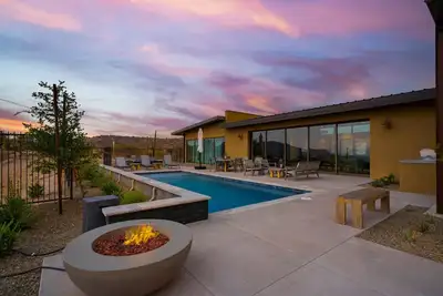 Luxurious Oasis Facing the Desert National Forest
