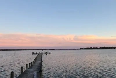 Image de Bright and airy waterfront getaway