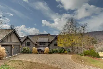 Image de Expansive Golf Resort Home with Mountain Views - Family Friendly