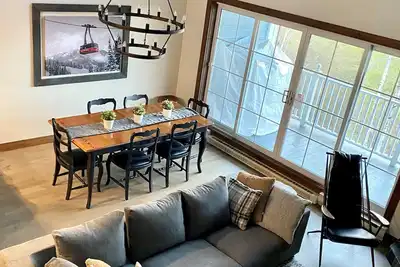 Image de Les Manoirs- Tremblant dos au Golf le Géant Complétement Rénové \"Ski out\"