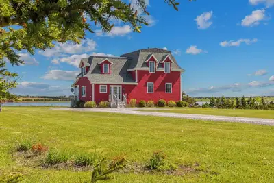 Image de 4 bedroom cottage with stunning waterviews!