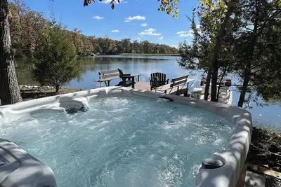 Image de Cozy 2 bedroom waterfront chalet with private beach, hot tub at Innsbrook Resort