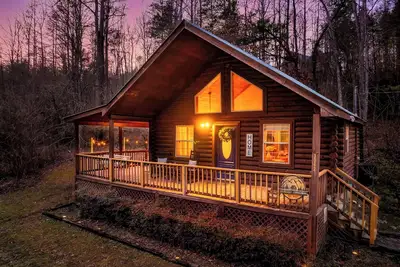 Image de ☆Renovated Cabin☆ Hot Tub ◇ Fire Pit ◇ Fireplace ◇ Dog-friendly