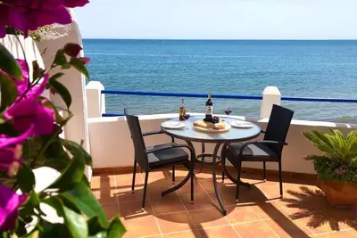 Image de Newly Renovated 1 Bed beach side apartment