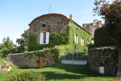 Image de Ancien prieuré avec jardin, situé au-dessus du village