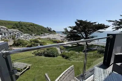 Image de Panoramic Sea Views from the Private Balcony of this Spacious Apartment