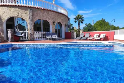 Image de Spectaculaire villa avec une vue panoramique sur la montagne