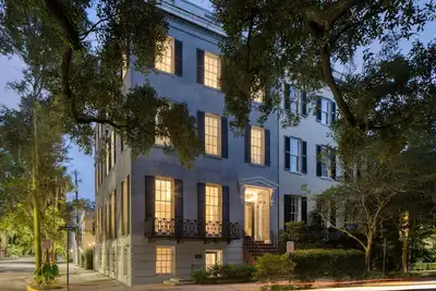 Image de Impeccable Luxury Mansion on Lovely, Quiet Pulaski Square by Lucky Savannah