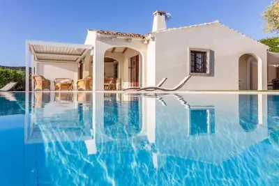 Image de Exclusive Villa With Comfortable Setting And Pool