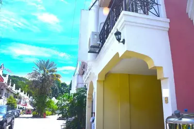 Image de 2-Story Family Home for 10 guests — 10min Drive to Int'l Airport